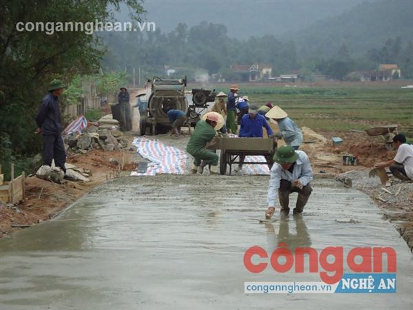 Các địa phương đang gấp rút hoàn thành các tiêu chí đạt chuẩn NTM (Trong ảnh: Xã Ngọc Sơn,                      huyện Quỳnh Lưu làm đường bê tông nông thôn)