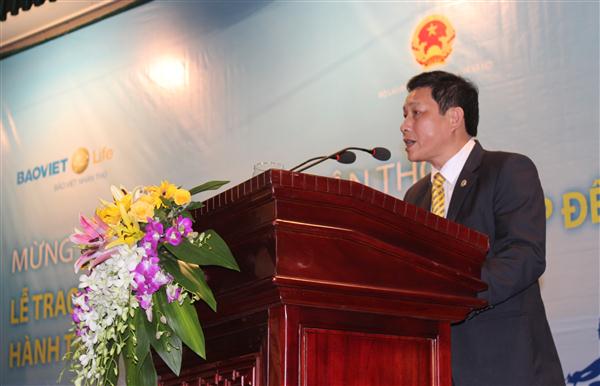 Ông Nguyễn Chí Bắc, Phó Giám đốc Công ty Bảo việt nhân thọ Nghệ An phát biểu tại buổi lễ