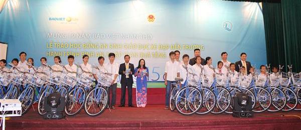Bảo việt nhân thọ trao 20 xe đạp cho trẻ em hiếu học Nghệ An