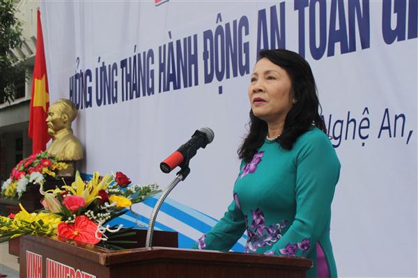 Bà Nguyễn Thị Nghĩa, Thứ trưởng Bộ GD&ĐT phát biểu tại buổi lễ