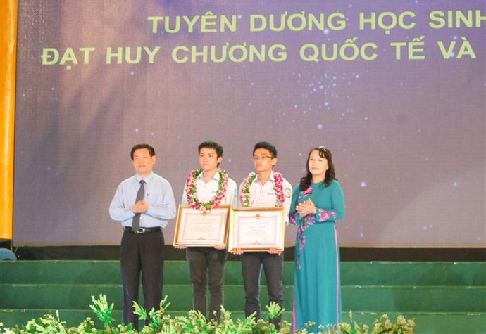 Đồng chí Nguyễn Thị Nghĩa, Thứ trưởng Bộ GD&ĐT và đồng chí Hồ Đức Phớc, Bí Thư tỉnh ủy Nghệ An tặng Bằng khen và phần thưởng cho hai học sinh đạt giải Quốc tế