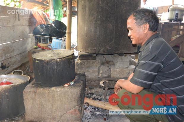 Hàng ngày, ông La Thanh Văn đều đi chợ, chuẩn bị                 cơm nước cho học sinh Đan Lai