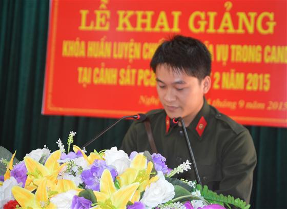  Học viên Nguyễn Bá Tân phát biểu cảm tưởng tại Lễ khai giảng.