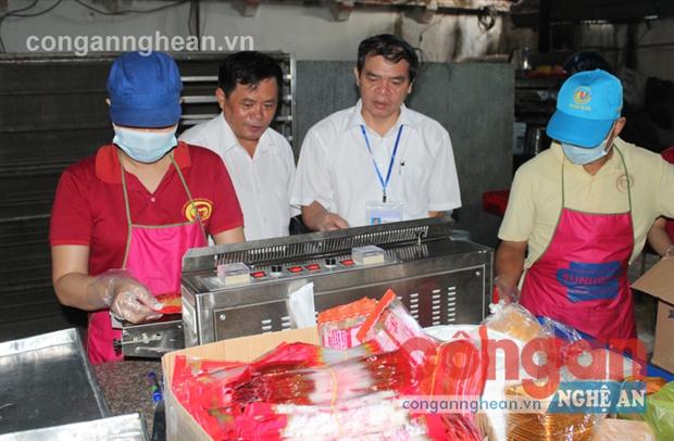 Lực lượng chức năng kiểm tra công tác đảm bảo ATVSTP          tại cơ sở bánh kẹo Hương Phúc, TP Vinh