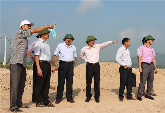 Đồng chí Nguyễn Xuân Đường, Phó Bí thư Tỉnh ủy, Chủ tịch UBND tỉnh cùng các nhà đầu tư kiểm tra tiến độ giải phóng mặt bằng phục vụ Dự án VSIP vào giữa tháng 8/2015 - Ảnh Phương Thảo