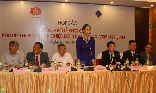 Đồng chí Đinh Thị Lệ Thanh, Uỷ viên BTV Tỉnh uỷ, Phó Chủ tịch UBND tỉnh phát biểu tại cuộc họp báo