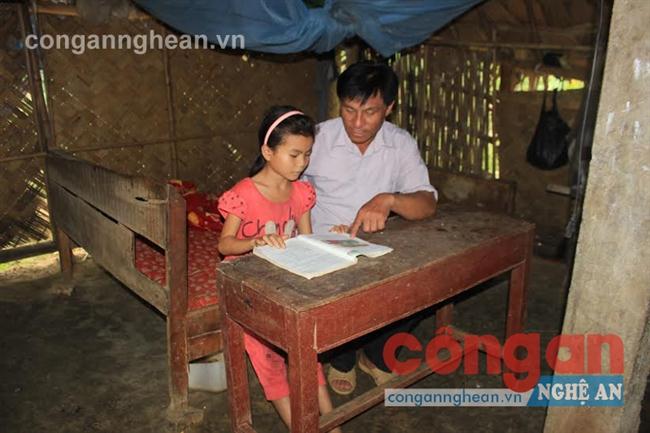 Thầy giáo Hà Văn Tâm đến tận nhà      kiểm tra việc học tập của các em học sinh
