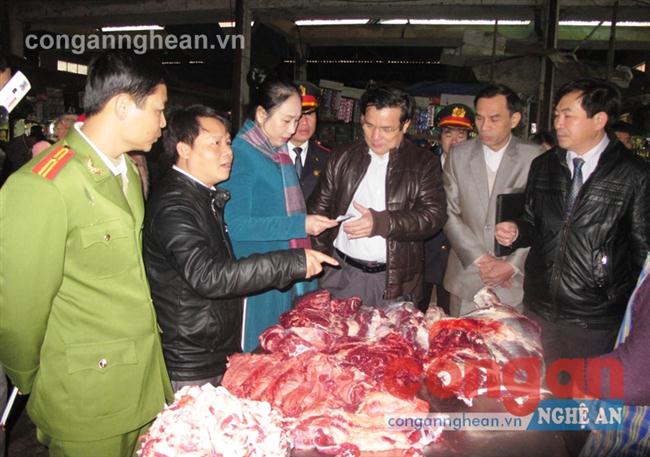 Đồng chí Đinh Thị Lệ Thanh, Phó Chủ tịch UBND tỉnh, Trưởng ban chỉ đạo ATVSTP tỉnh cùng lực lượng Công an kiểm tra cơ sở kinh doanh thực phẩm trên địa bàn TP Vinh vào đầu năm 2015