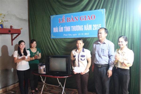 UBND huyện Anh Sơn trao tặng tivi và nồi cơm điện cho chị Luân