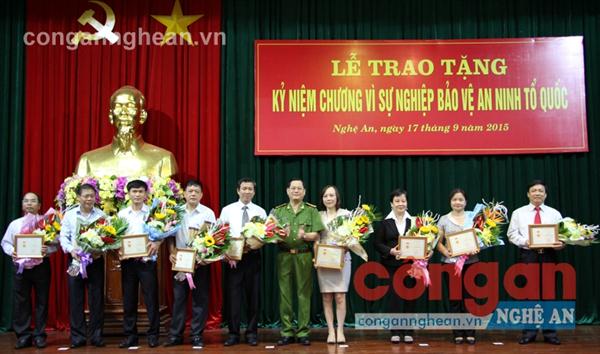 Thừa ủy quyền của Bộ trưởng Bộ Công an, đồng chí Đại tá                        Nguyễn Hữu Cầu, Giám đốc Công an tỉnh trao kỷ niệm chương                   cho các lãnh đạo sở, ban ngành, đoàn thể 