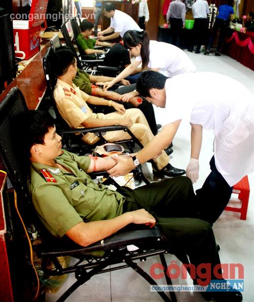 Đoàn viên thanh niên      Công an huyện                        Quỳ Châu tham gia                 hiến máu tình nguyện