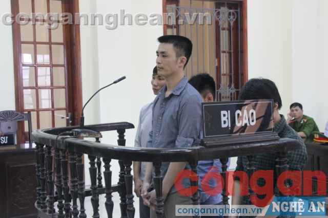 Hoàng Thanh Trung (giữa) nhận mức án 6 năm tù về tội giết người 