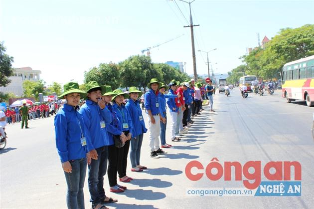 Sinh viên tình nguyện Trường Đại học Vinh làm “hàng rào mềm” hướng dẫn giao thông trong mùa tuyển sinh