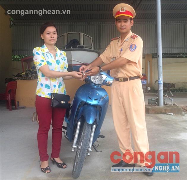 Đội CSGT Công an TP Vinh trao trả xe bị mất trộm cho chị Phạm Thị Thanh