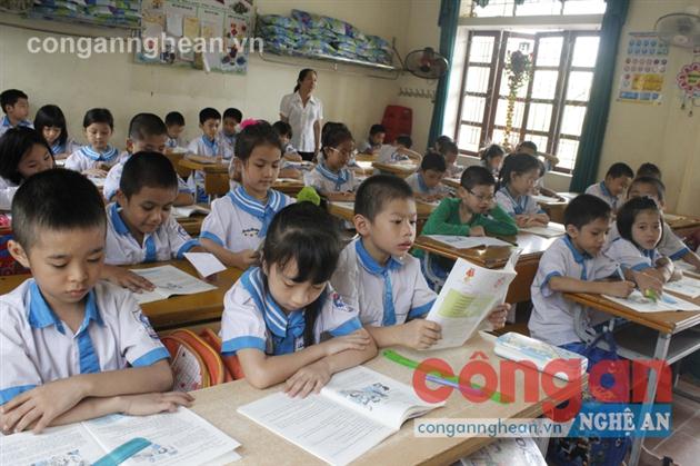Giờ học của các em học sinh Trường Tiểu học Hưng Bình, TP Vinh
