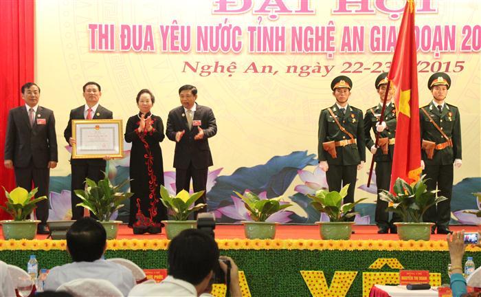 Phó Chủ tịch nước Nguyễn Thị Doan trao tặng Huân chương Độc lập Hạng Nhất cho Đảng bộ, chính quyền và nhân dân tỉnh Nghệ An 