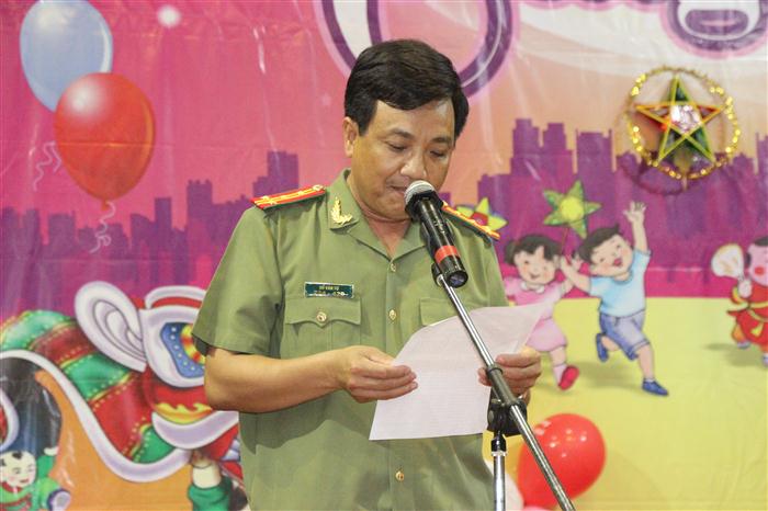 Đồng chí Đại tá Hồ Văn Tứ - Phó giám đốc Công an tỉnh phát biểu tại đêm liên hoan