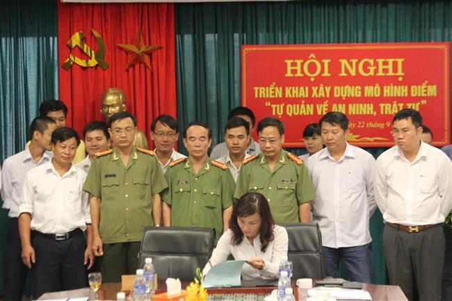 Đại diện các phòng nghiệp vụ Công an tỉnh và Công ty  Cổ phần bia Sài Gòn - Sông Lam chứng kiến lễ ký cam kết
