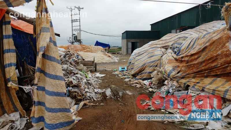 Xưởng tập kết, tái chế bao bì ngay cạnh sông Mai Giang tại xã Quỳnh Yên đang có nguy cơ gây ô nhiễm môi trường nghiêm trọng 