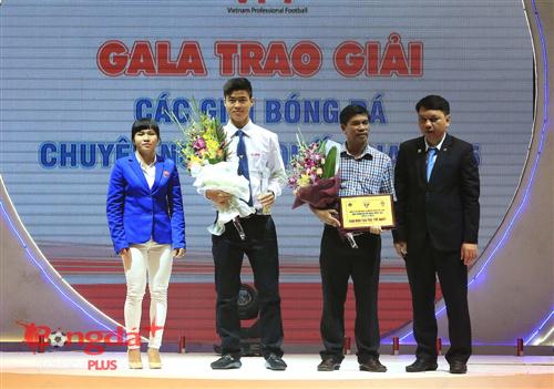Cầu thủ Đỗ Duy Mạnh của HN T&T (áo trắng) nhận danh hiệu cầu thủ trẻ xuất sắc nhất