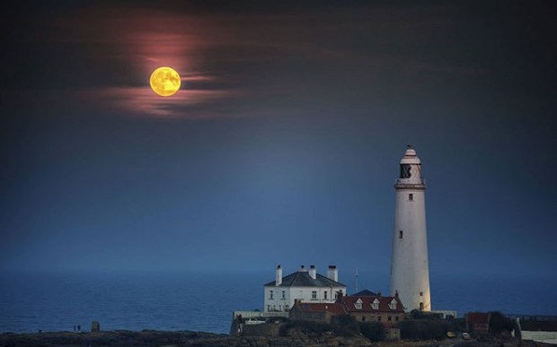 “Siêu trăng” tỏa sáng trên ngọn hải đăng nổi tiếng St Marys ở vịnh Whitley, Anh.