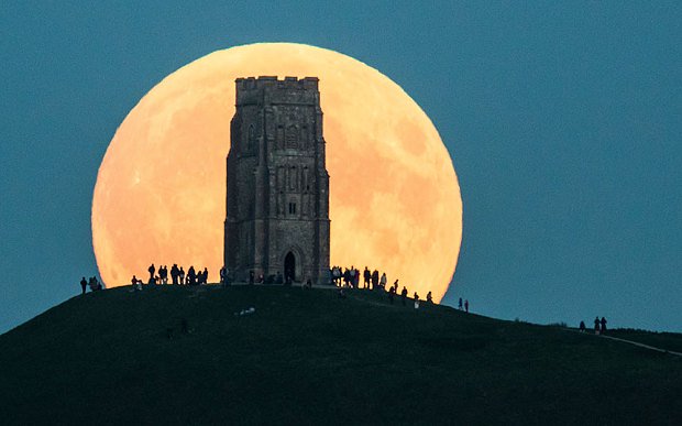 Người dân nước Anh chiêm ngưỡng mặt trăng sáng nhất và to nhất năm ở Glastonbury Tor.