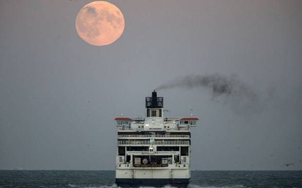 “Siêu trăng” đang mọc phía trên một con phà vừa rời khỏi cảng Dover, Anh.