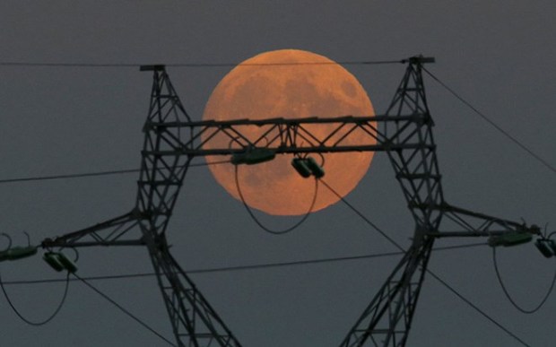 Mặt trăng khổng lồ xuất hiện trên đường điện cao thế ở Le Pallet, Pháp.
