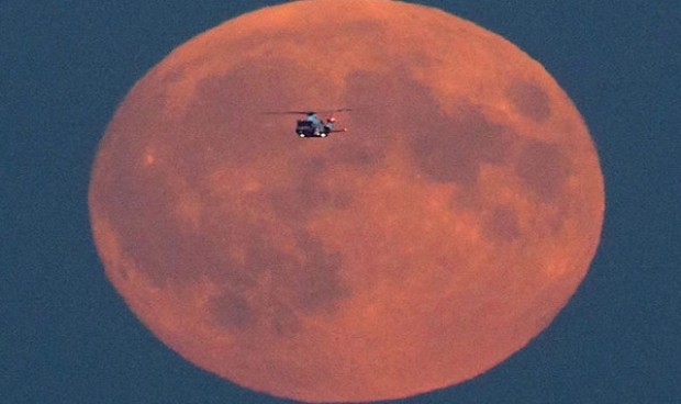 Một chiếc máy bay cứu hộ tình cờ bay ngang qua siêu trăng máu khi đang trên đường đến bờ biển Jurassic, Dorset, thuộc vùng tây nam nước Anh. 