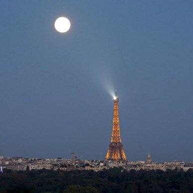 Trăng tròn tỏa sáng trên bầu trời thành phố Paris, Pháp.
