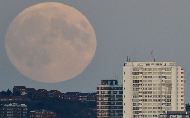 Mặt Trăng khổng lồ như đang lăn trên nóc các tòa nhà ở Brighton, Anh.