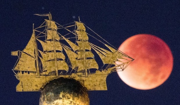 Siêu trăng máu xuất hiện sau bức tượng thuyền buồm ở Hamburg, Đức.