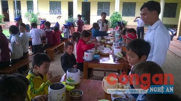Học sinh Trường Tiểu học Tri Lễ 2 (Quế Phong) ăn cơm trưa tại trường
