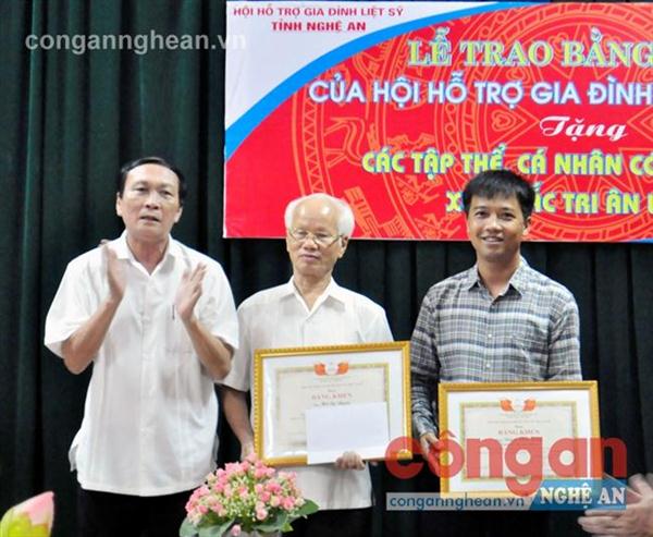 Trao Bằng khen cho các tập thể, cá nhân                          có nhiều thành tích trong hoạt động tri ân