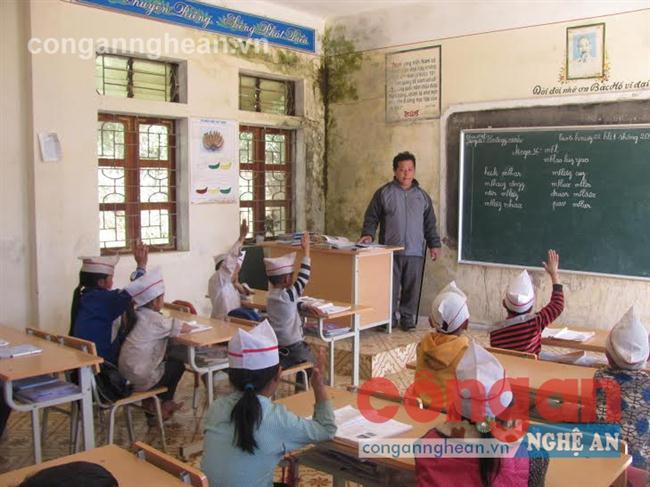 Lớp dạy chữ Mông tại Trường Tiểu học Huồi Tụ, huyện Kỳ Sơn