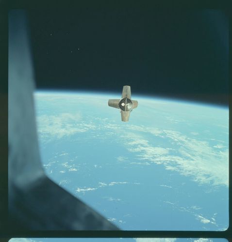 Động cơ đẩy S-IVB của tàu Apollo 7. S-IVB là động cơ thứ 3 của tàu, được ngắt ra sau khi Apollo đã lên được vũ trụ, thoát khỏi hoàn toàn lực hút của Trái đất.