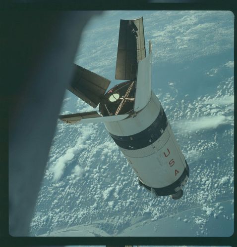 Cận cảnh lúc S-IVB vừa được tách rời khỏi Apollo 7.
