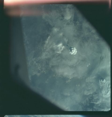 Cảnh trên tàu Apollo 7 nhìn xuống địa cầu, đám trắng đó là một cụm mây.