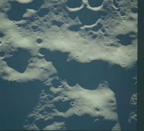 Bề mặt của Mặt trăng được chụp từ Apollo 8.