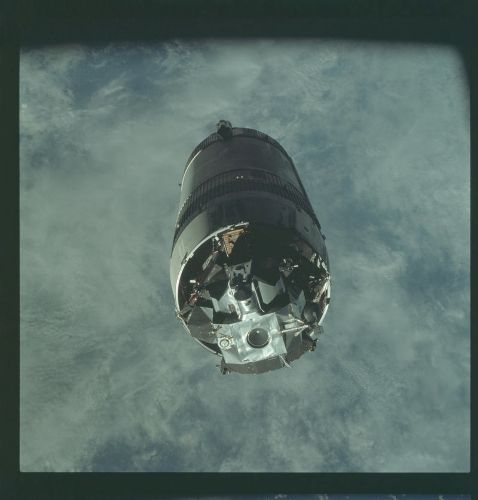 Tàu đổ bộ Mặt trăng của Apollo 9 chuẩn bị đáp.​