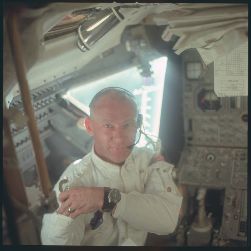 Phi hành gia Buzz Aldrin bên trong tàu Apollo 11. Buzz Aldrin cũng trúng tuyển cùng đợt với Russell Schweickart nhưng ông tham gia phục vụ nhiệm vụ Gemini 12, trên tàu Apollo 11, ông là người thứ 2 trên thế giới bước chân lên Mặt trăng, theo sau Neil Armstrong.