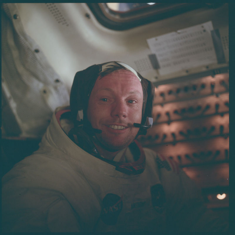Chân dung Neil Armstrong sau khi đặt chân lên Mặt trăng và trở lại tàu Apollo 11.