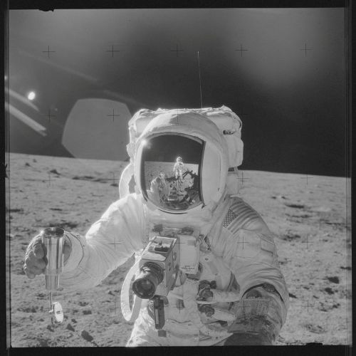Phi hành gia Alan Bean đang thu thập mẫu vật đất trên Mặt trăng.