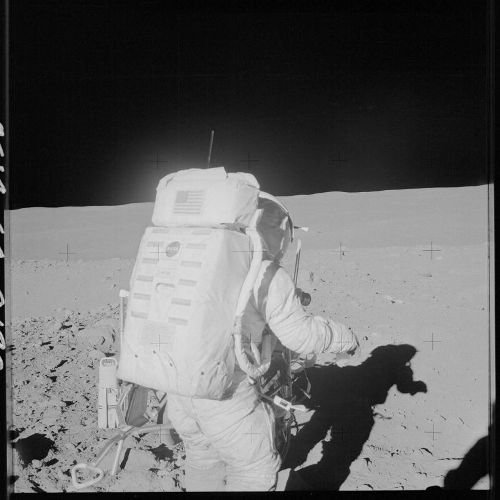 Một phi hành gia khác thuộc tàu Apollo 14 đang đi trên Mặt trăng.