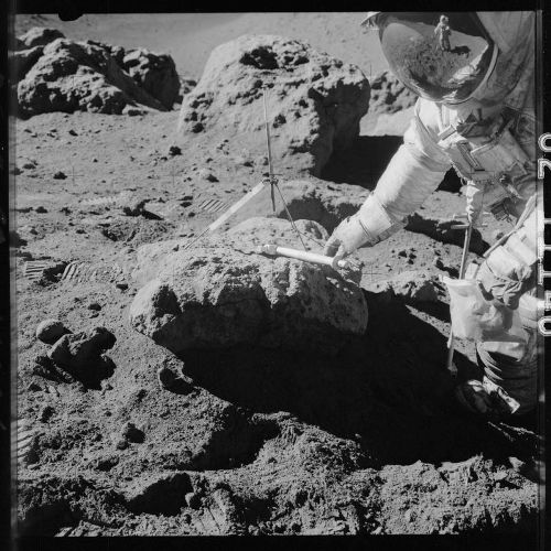 Tiếp tục là một sứ mạng khác, tàu Apollo 15 và các phi hành gia đang thám hiểm Mặt trăng.