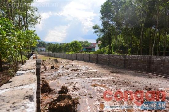 Khuôn viên của Trường Mầm non xã Nghi Kiều đã bị đập phá, xây tường bao ngăn cách và làm đường rộng 8 m chạy thẳng vào nhà thờ họ Yên Lạc.