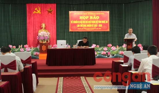 Đồng chí Lê Bá Hùng, Ủy viên BTV Trưởng ban Tuyên giáo Tỉnh ủy trao đổi với các cơ quan báo chí về công tác tuyên truyền phục vụ Đại hội Đảng bộ tỉnh Nghệ An lần thứ XVIII.