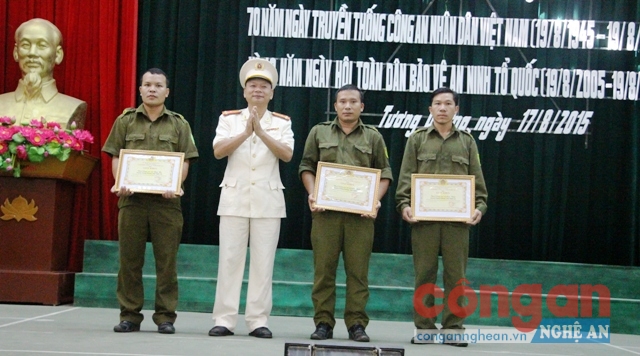 Lãnh đạo Công an huyện Tương Dương trao thưởng cho các tập thể, cá nhân có nhiều thành tích trong phong trào toàn dân bảo vệ ANTQ.