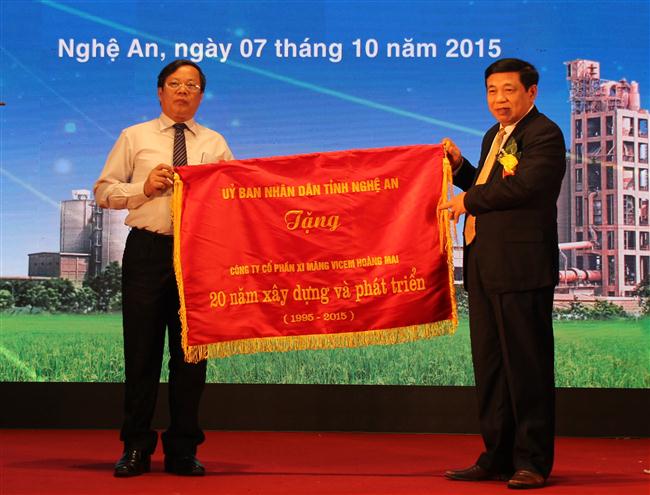 Chủ tịch UBND tỉnh Nguyễn Xuân Đường trao tặng bức trướng 