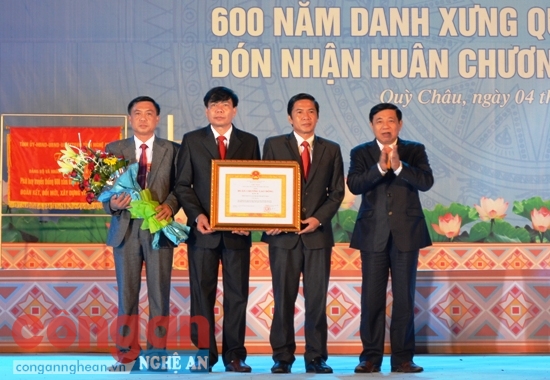 Đồng chí Nguyễn Xuân Đường, Chủ tịch UBND tỉnh trao Huân chương Lao động hạng Ba cho Đảng bộ, nhân dân huyện Quỳ Châu